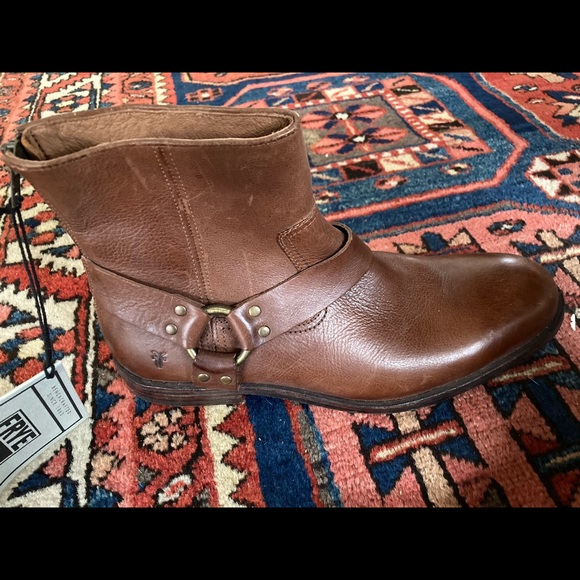 Frye boots. Size 8.5 NWT - Picture 2 of 4